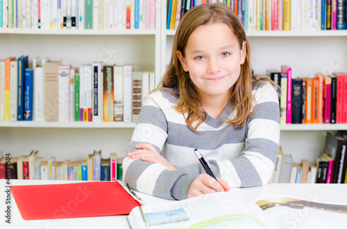 Photo: mädchen lernt für die schule mädchen lernt für die schule