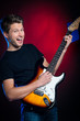 junger musiker mit gitarre