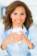 sorlose junge frau mit kaffeebecher