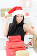 hübsche frau mit weihnachtsgeschenken
