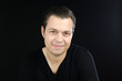 portrait eines freundlichen jungen mannes