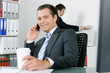 manager telefoniert mit smartphone