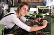 Junge Frau an der Drehbank