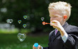 Herzseifenblasen von kleinem Kind