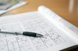 rätsel sudoku mit kugelschreiber auf tisch