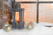 Weihnachtsfenster mit Schnee und Laterne
