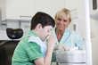Foto: A young boy at the dentist rinsing his mouth A young boy at the dentist rinsing his mouth
