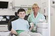 Foto: A young boy with a dental nurse/hygienist A young boy with a dental nurse/hygienist