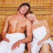 Entspanntes Paar in der Sauna
