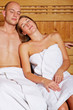 Paar ruht sich in Sauna aus