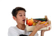 Junge trägt Obst