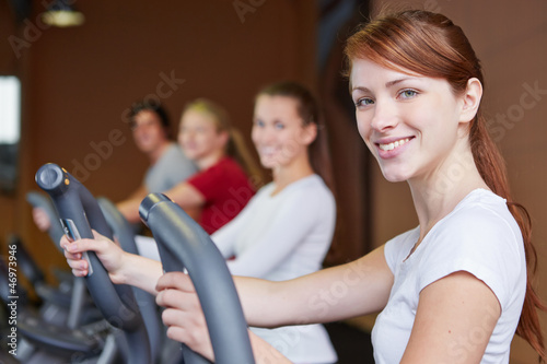 Photo: Gruppe trainiert im Fitnesscenter am Crosstrainer Gruppe trainiert im Fitnesscenter am Crosstrainer