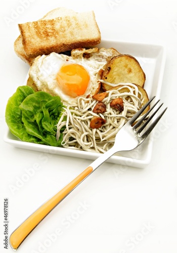 Photo: Huevos con patatas y gulas Huevos con patatas y gulas