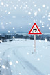 Schneelandschaft mit Verkehrsschild Rutschgefahr