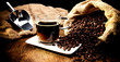 Foto: Kaffeetasse und geröstete Bohnen auf Holztisch - Kaffeegenuss Kaffeetasse und geröstete Bohnen auf Holztisch - Kaffeegenuss