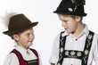 Mädchen und Junge in Allgäuer Tracht