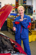 Frau als Mechaniker in Auto Werkstatt