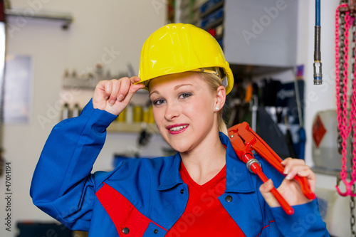 Photo: Mechanikerin in Werkstatt Mechanikerin in Werkstatt