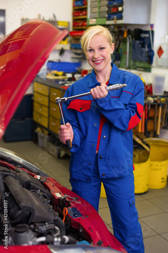 Photo: Frau als Mechaniker in Auto Werkstatt Frau als Mechaniker in Auto Werkstatt