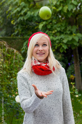 Photo: Frau mit Apfel. Vitamine im Herbst Frau mit Apfel. Vitamine im Herbst