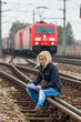 Frau mit Selbstmord Gedanken auf Gleis