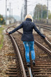 Frau balanciert auf Gleis. Entscheidungen
