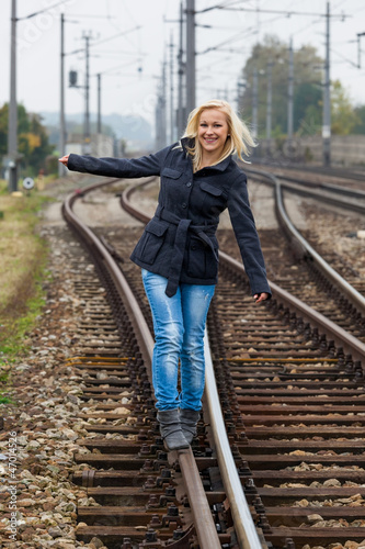 Photo: Frau balanciert auf Gleis. Entscheidungen Frau balanciert auf Gleis. Entscheidungen