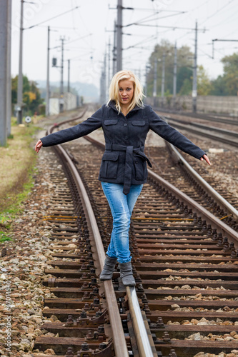 Photo: Frau balanciert auf Gleis. Entscheidungen Frau balanciert auf Gleis. Entscheidungen