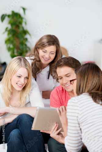 Photo: freunde schauen auf tablet-pc freunde schauen auf tablet-pc