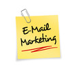 Gelber Notizzettel mit Büroklammer - Email Marketing