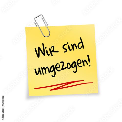 Illustration: Gelber Notizzettel mit Büroklammer - Wir sind umgezogen! Gelber Notizzettel mit Büroklammer - Wir sind umgezogen!