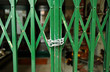 Tienda cerrada con cadena