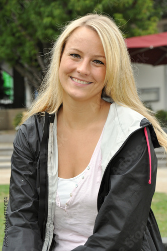 Photo: Junge Frau im Stadtpark Junge Frau im Stadtpark