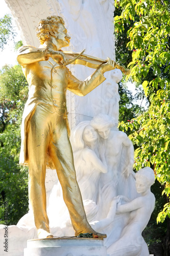 Photo: The statue of Johann Strauss in Stadtpark, Vienna, Austria The statue of Johann Strauss in Stadtpark, Vienna, Austria