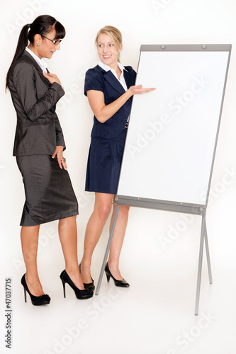 Photo: Geschäftsfrauen an einer Flipchart Geschäftsfrauen an einer Flipchart