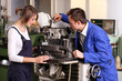 Ausbilder mit Azubi an Fräsmaschine