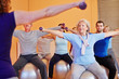 Rückentraining unter Anleitung im Fitnesscenter