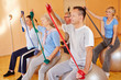 Seniorensport mit Gymnastikband im Fitnesscenter