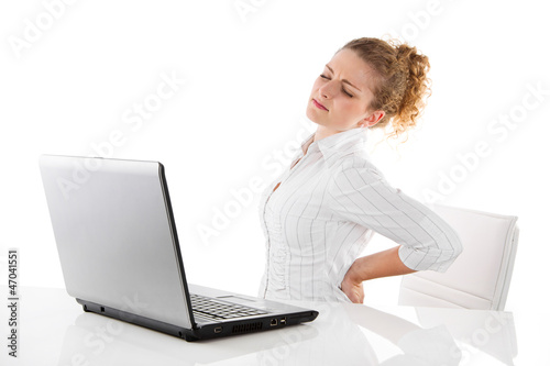 Photo: Rückenschmerzen - junge Frau im Büro Rückenschmerzen - junge Frau im Büro