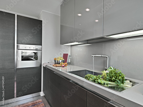 Photo: verdure sul lavandino di acciaio in una cucina moderna verdure sul lavandino di acciaio in una cucina moderna