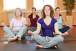 Gruppe macht Yoga zur Entspannung
