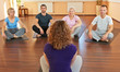Kursleiter gibt Unterricht im Fitnesscenter