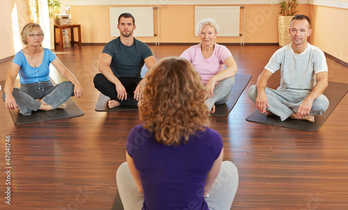 Photo: Kursleiter gibt Unterricht im Fitnesscenter Kursleiter gibt Unterricht im Fitnesscenter