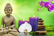 Buddha mi Orchidee violett mit Bambus und Kerzen und Steinen