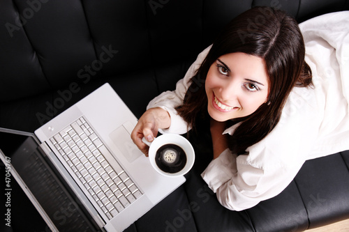 Photo: Frau mit Kaffee und Laptop Frau mit Kaffee und Laptop