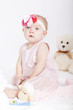 Baby kleinkind mädchen mit rosa kleid