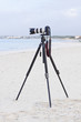 Kamera fotoapparat mit objektiv auf stativ
