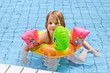 Mädchen im Schwimmbad