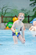 Junge im Schwimmbad