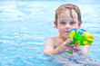Junge im Schwimmbad